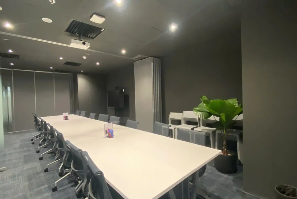 Beyondオフィスの会議室は大人数でもOK