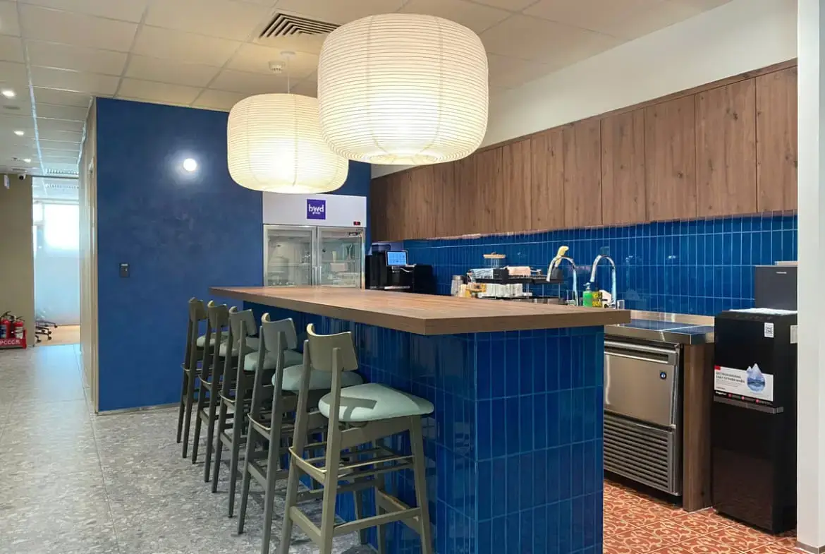 Beyondのオフィス内のキッチンスペース