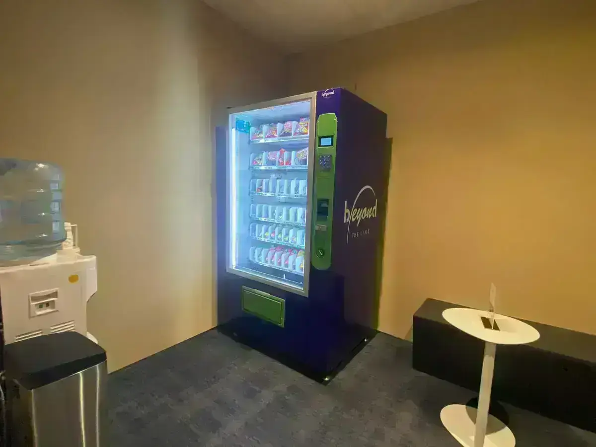 z6504309366174_e49a371e6130b1a638a4f083ac33e2ac Byond Coworking Spacee自動販売機